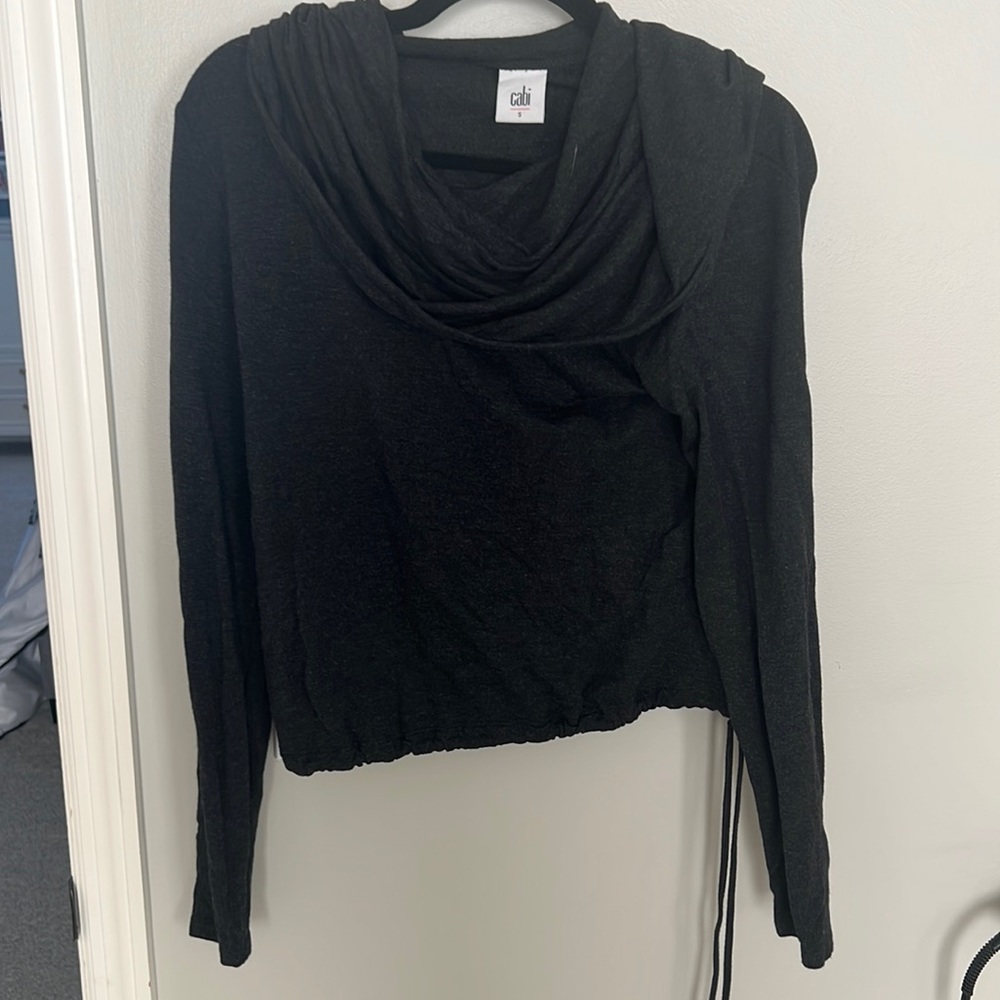 cropped fleece-like sweatshirt, with turtle neck
